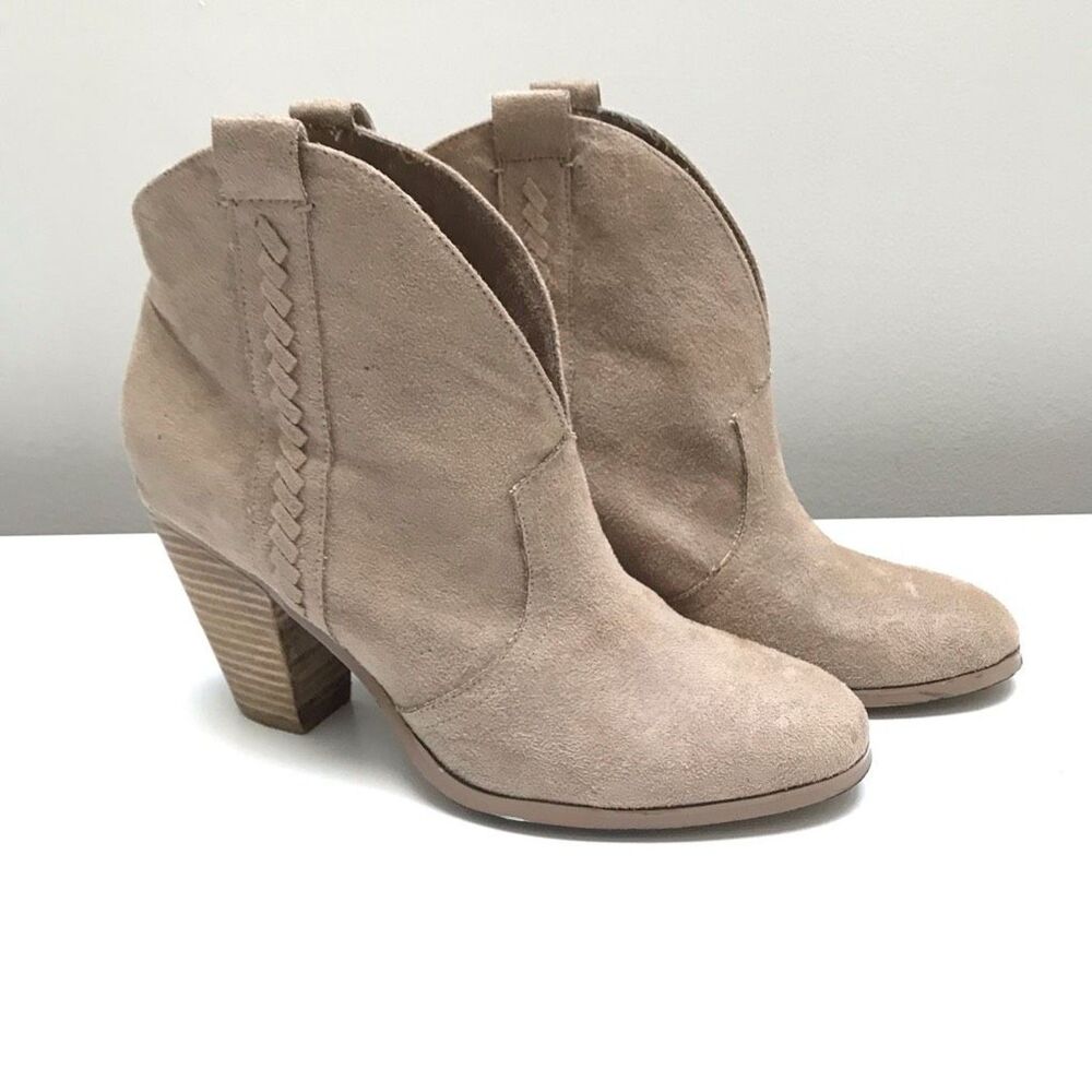 Woman’s Western cowgirl boots Booties Faux suede Beige Size 8 Block Heel